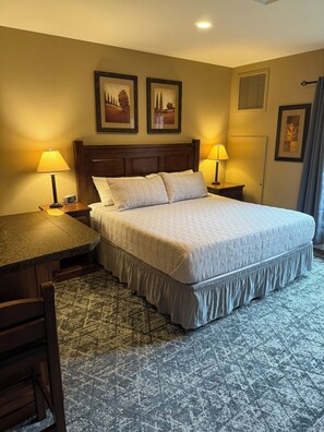 1 bedroom, iron/ironing board, travel cot, free WiFi - Studio Resort Room at Silver Mtn Resort to Ski/Board or Bike 30 min to Hiawatha (Kellogg)