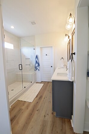 Combined shower/tub, hair dryer, towels