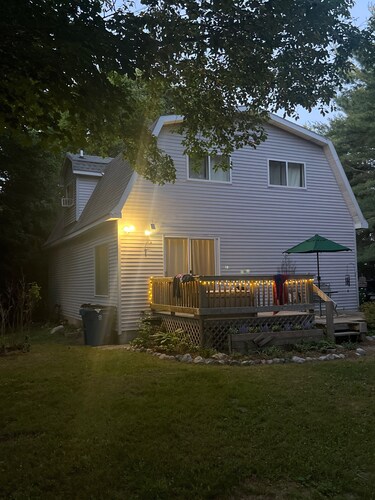 M-22 home, 3 min to Lake Michigan and surrounded by hiking trails!