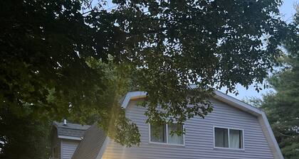 M-22 home, 3 min to Lake Michigan and surrounded by hiking trails!