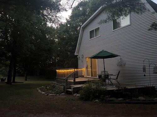 M-22 home, 3 min to Lake Michigan and surrounded by hiking trails!