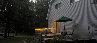 M-22 home, 3 min to Lake Michigan and surrounded by hiking trails!