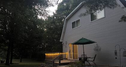 M-22 home, 3 min to Lake Michigan and surrounded by hiking trails!