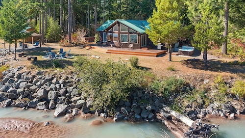 Th River House- Riverfront cabin with hot tub, fire pit and gazebo