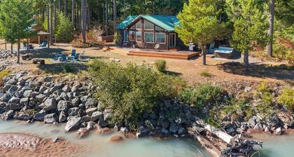 Th River House- Riverfront cabin with hot tub, fire pit and gazebo