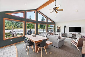 Smart TV, chimenea y libros