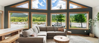 Th River House- Riverfront cabin with hot tub, fire pit and gazebo