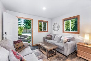 Smart TV, fireplace, books - Th River House- Riverfront cabin with hot tub, fire pit and gazebo (Packwood)