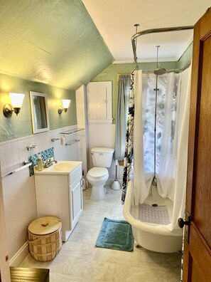 Kombinert dusj/badekar, hårføner, håndklær og såpe