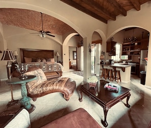 ラグジュアリー アパートメント 1 ベッドルーム ジェットバス ガーデンビュー | エジプト綿のシーツ、高級寝具、羽毛の掛け布団、テンピュール