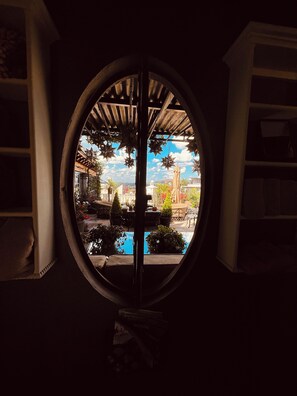 パノラミック シングルルーム | バスルーム | 個別の浴槽とシャワー、レインフォールシャワー、バスアメニティ (無料)、ヘアドライヤー