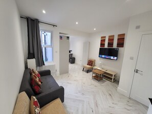 Smart TV - Cosy, family friendly large 4-Bed House. Close to Bluewater & Lakeside shopping. (Dartford)