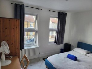 4 chambres, bureau, fer et planche à repasser, accès au Wi-Fi (inclus)