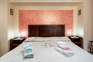 2 chambres, bureau, fer et planche à repasser, lit de bébé portatif