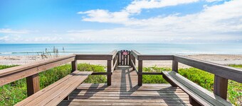Margarita Manor - Oceanfront Pool Home