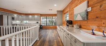 Margarita Manor - Oceanfront Pool Home