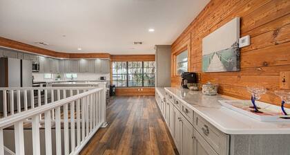 Margarita Manor - Oceanfront Pool Home