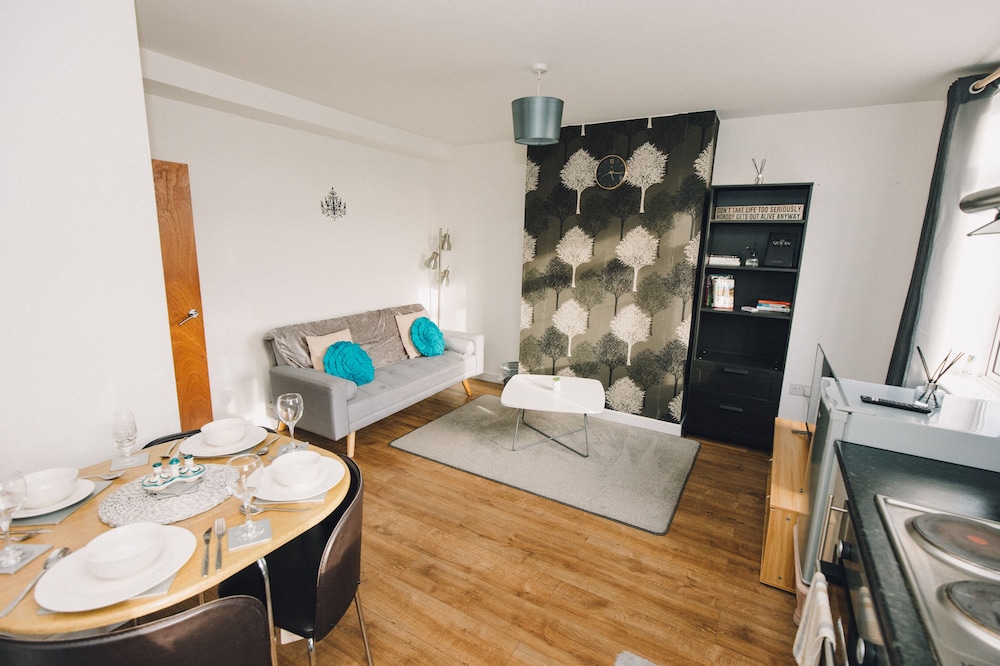 Luxe Central King-Size Apt w/ Wi-Fi & Free Parking