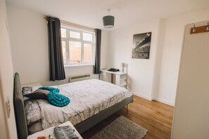 1 habitación, escritorio, tabla de planchar con plancha y wifi gratis
