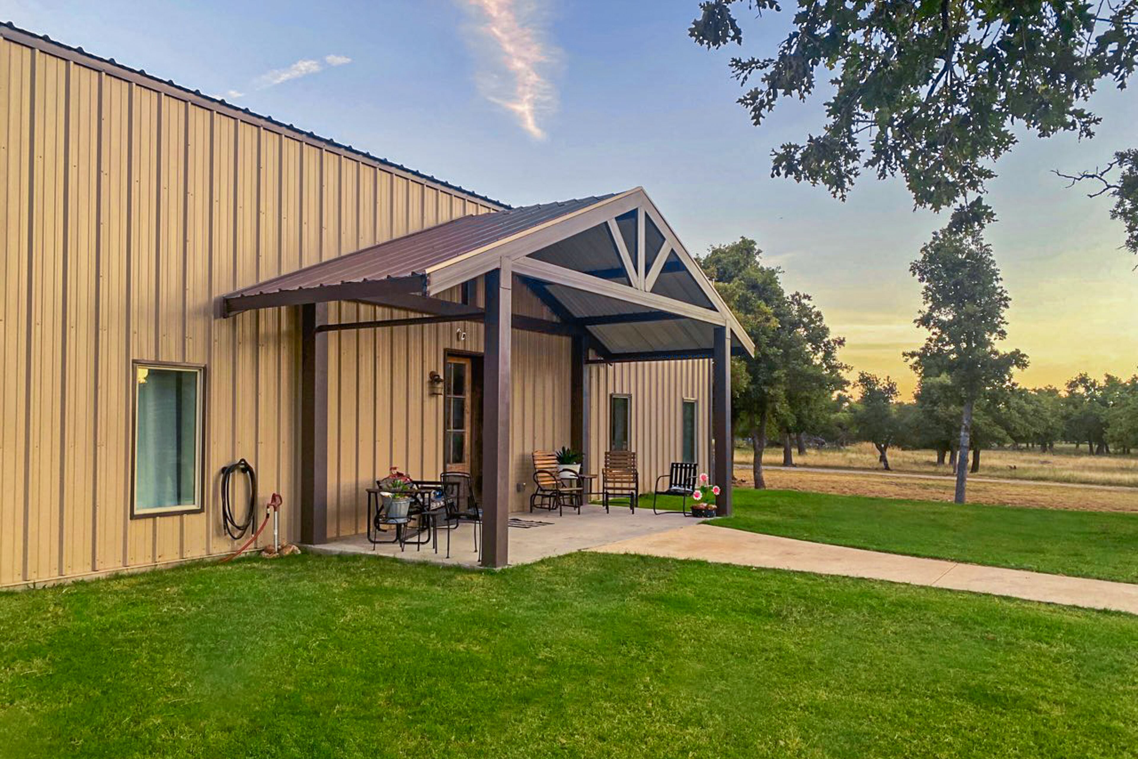 Expansive dog-friendly getaway near downtown with fast WiFi, Wii, grill & W/D