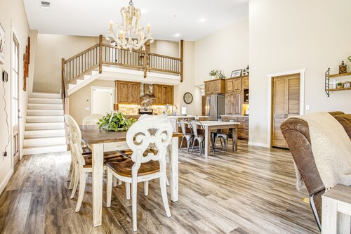 Expansive getaway near downtown with fast WiFi, Wii, grill