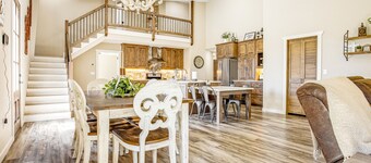 Expansive getaway near downtown with fast WiFi, Wii, grill