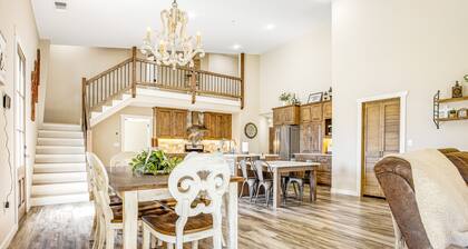 Expansive getaway near downtown with fast WiFi, Wii, grill