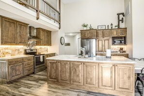 Fridge, microwave, oven, stovetop - Expansive getaway near downtown with fast WiFi, Wii, grill (Fredericksburg)