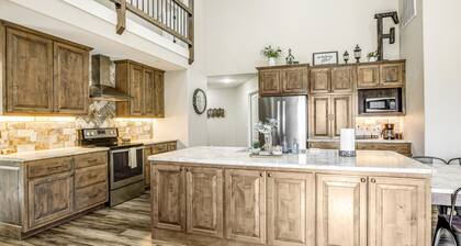 Expansive getaway near downtown with fast WiFi, Wii, grill & W/D