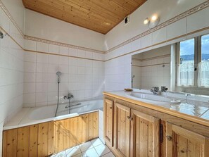 Baignoire, sèche-cheveux