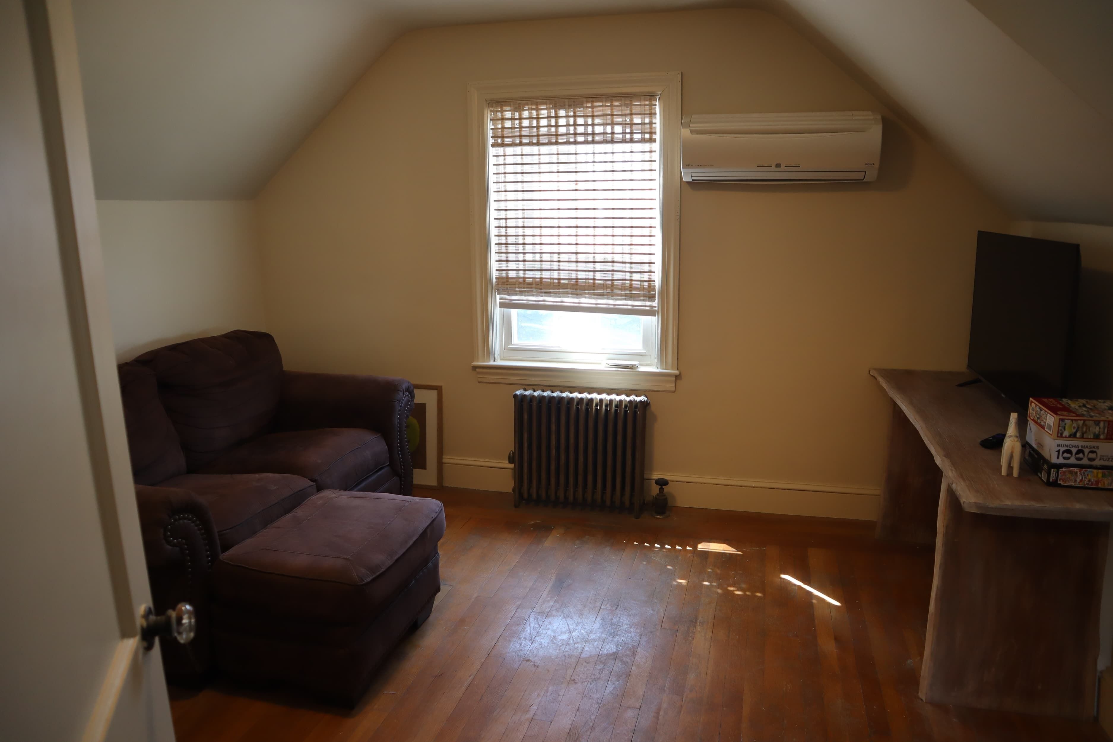 5 Min from Airport -10 Min from Providence! Cozy 2nd Floor Apartment