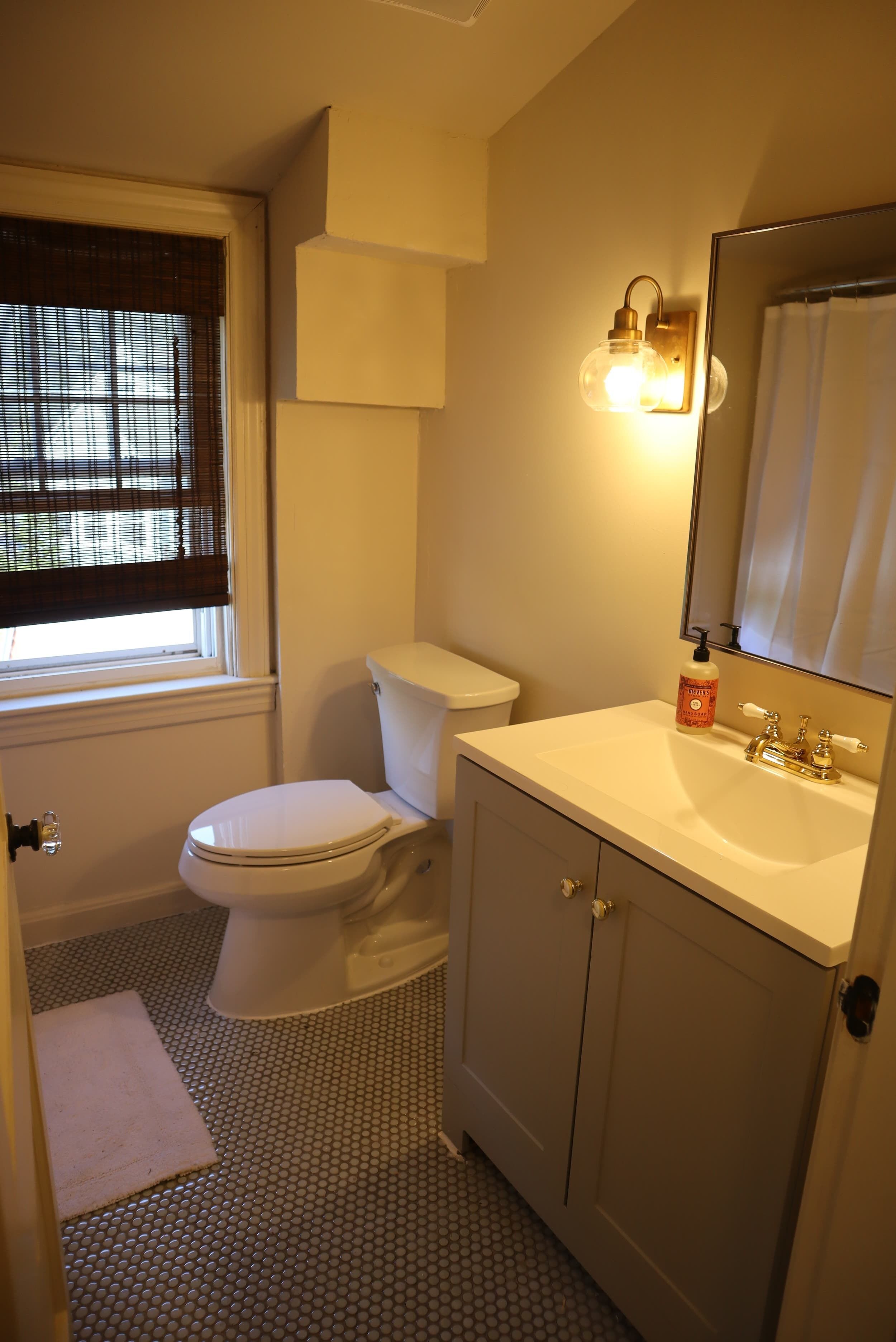 5 Min from Airport -10 Min from Providence! Cozy 2nd Floor Apartment