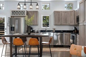 Frigorifero, microonde, forno, piano cottura