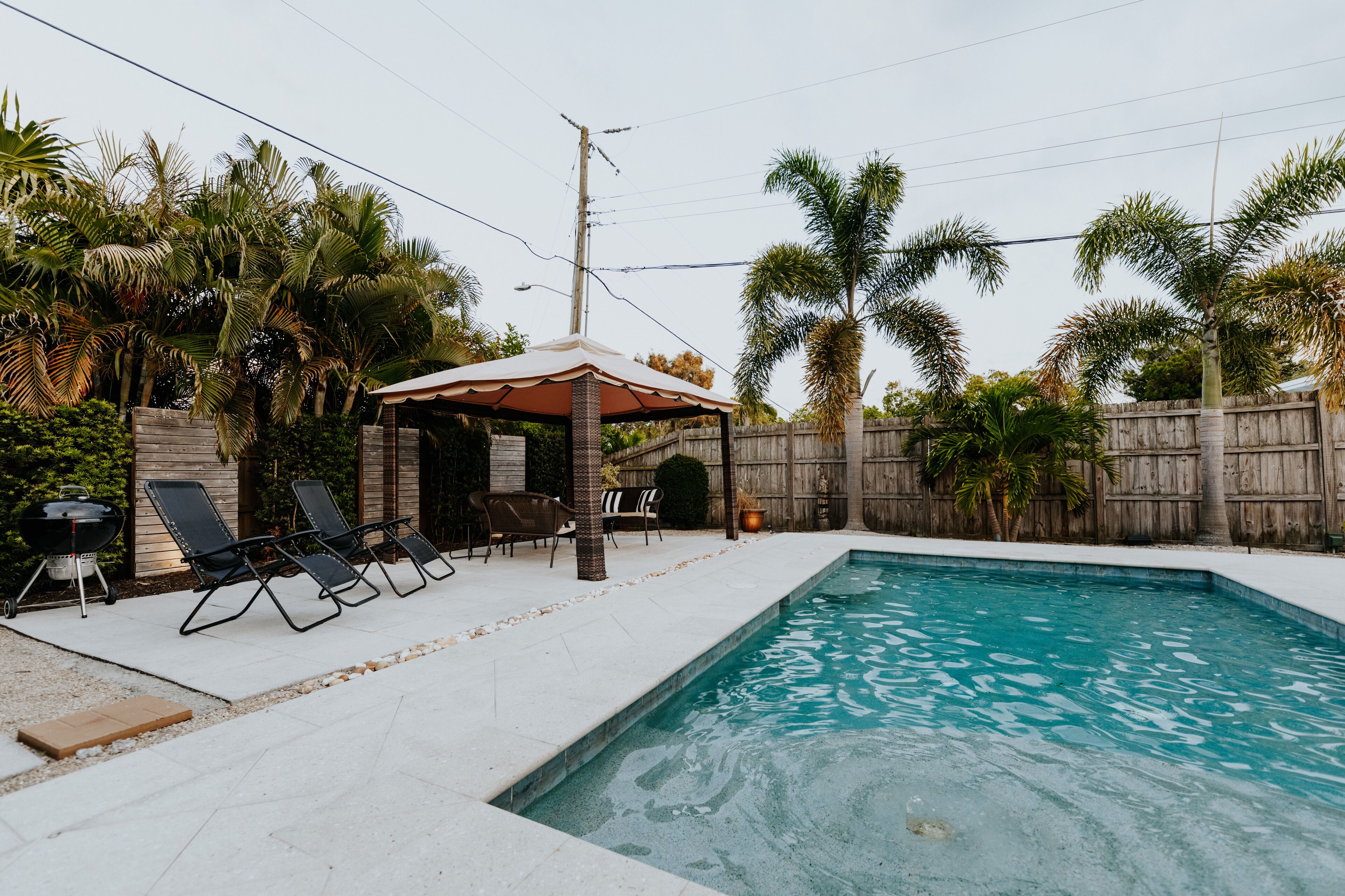 "The Palmieri" htd pool, hot tub, firepit, playland! Mins to Siesta & dwntwn SRQ