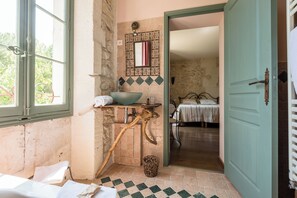 Superior Double Room | Bathroom | Free toiletries, hair dryer, towels