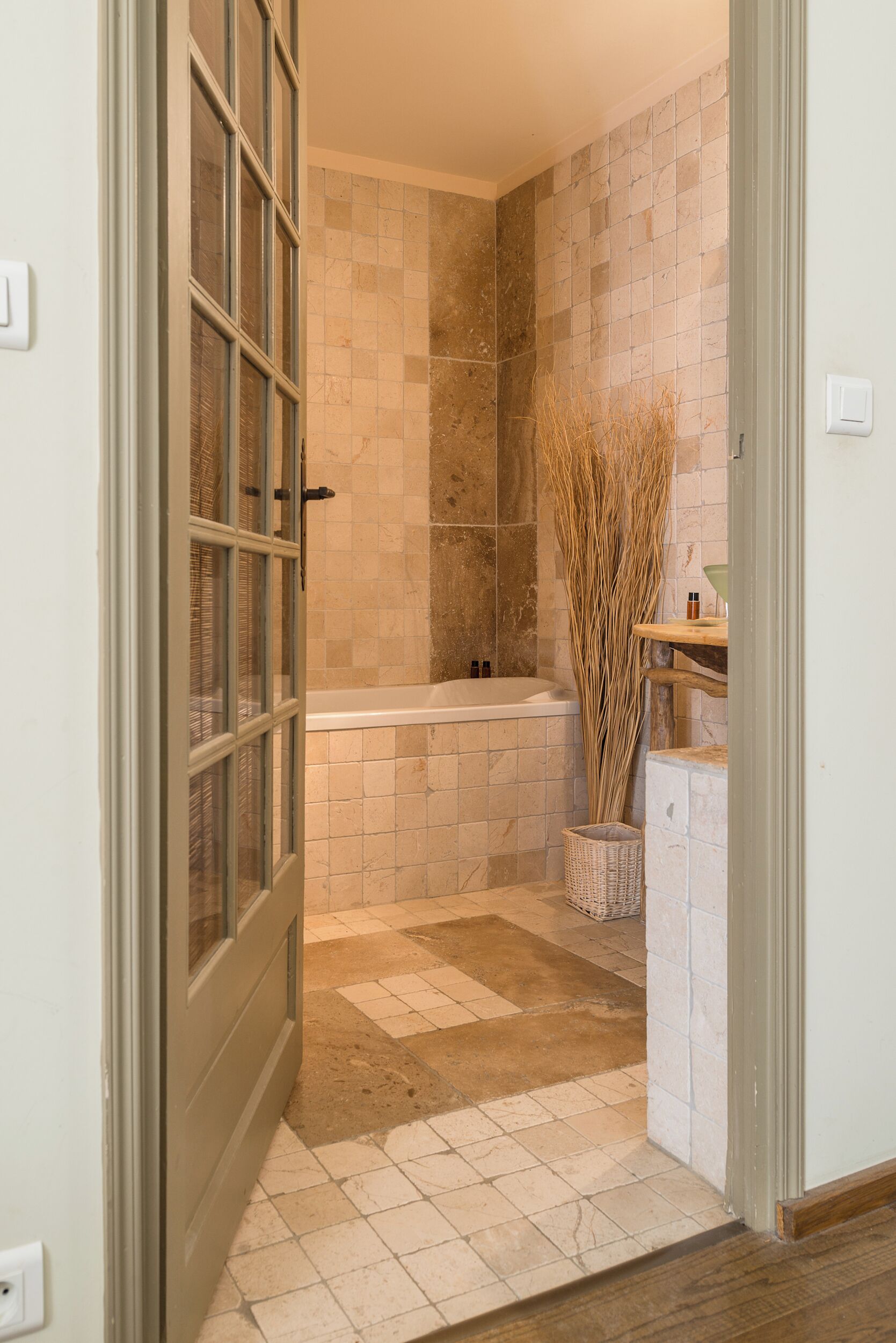 Habitación doble superior | Baño | Artículos de higiene personal gratuitos, secador de pelo y toallas