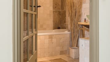 Habitación doble superior | Baño | Artículos de higiene personal gratuitos, secador de pelo y toallas