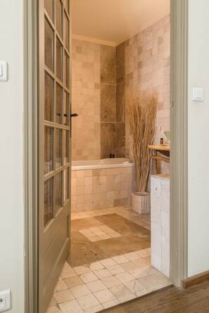 Superior Double Room | Bathroom | Free toiletries, hair dryer, towels