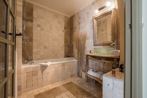 Superior-Doppelzimmer | Badezimmer | Kostenlose Toilettenartikel, Haartrockner, Handtücher