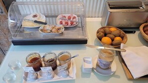 Ein reichhaltiges Frühstücksbuffet mit verschiedenen Speisen und Beilagen.