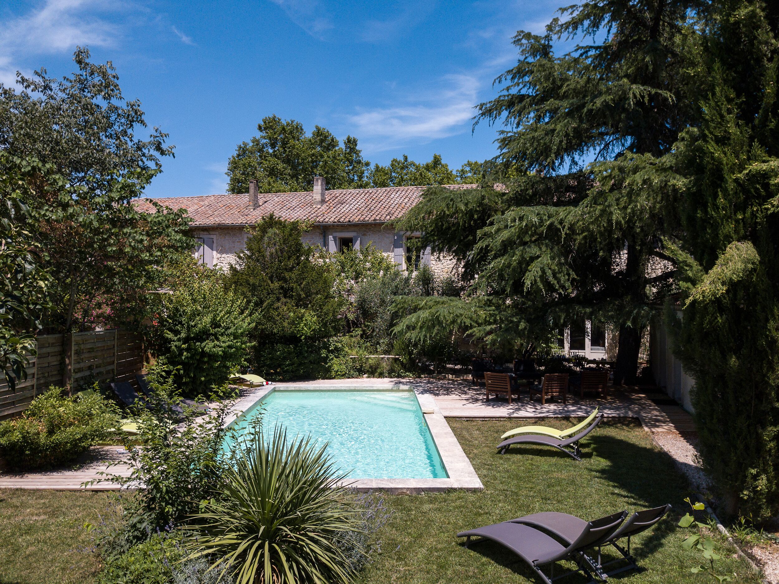 Una piscina al aire libre de temporada