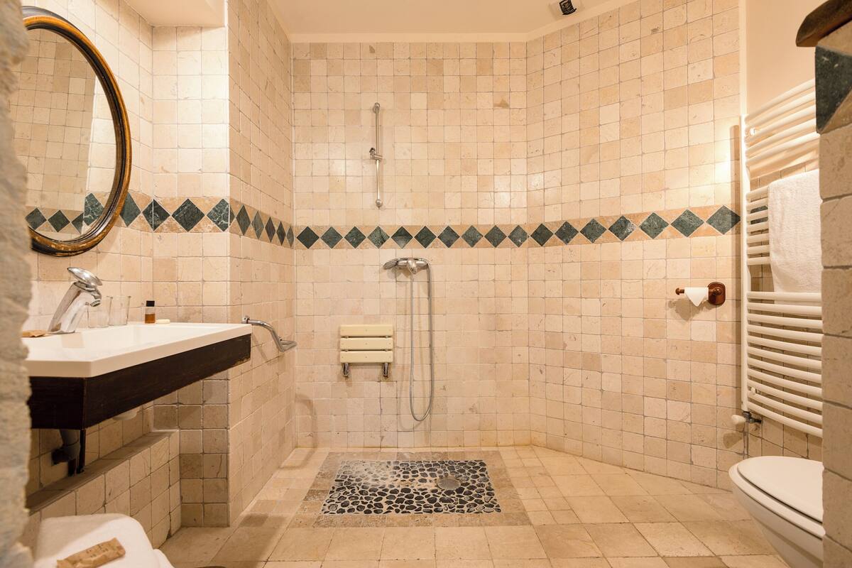 Amenidades de baño gratuitas, secadora de cabello, toallas