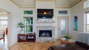 Télévision, cheminée, espaces bureaux