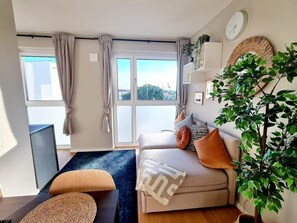 TV, offices - Urban Living - Top Floor Apartment (Hamburg)