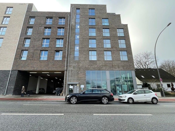 Exterior - Urban Living - Top Floor Apartment (Hamburg)