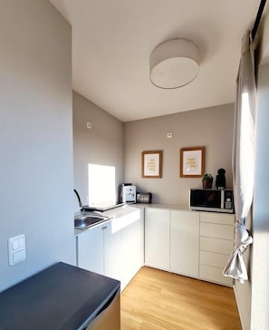 Fridge, microwave, stovetop, dishwasher - Urban Living - Top Floor Apartment (Hamburg)