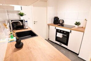 Fridge, microwave, stovetop, coffee/tea maker - Hamburg City Apartment for 5 (Hamburg)