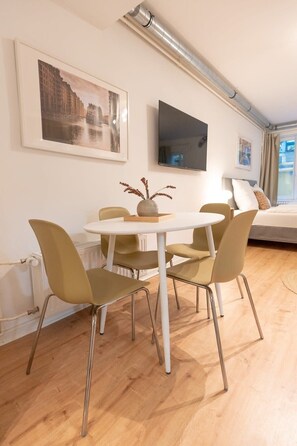 Dining - Hamburg City Apartment for 5 (Hamburg)