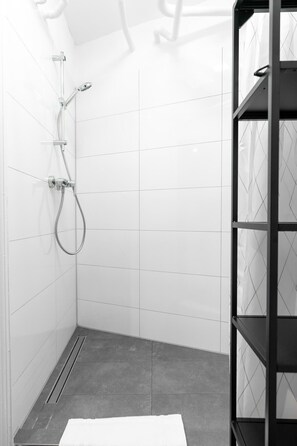 Dusche, Handtücher, Shampoo