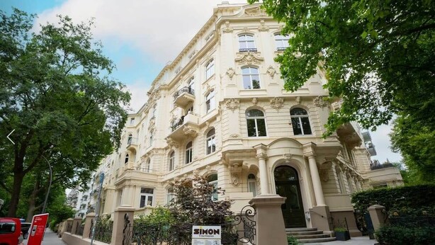 Un bâtiment de style classique sur lequel on peut lire l’inscription « Théâtre Simon ».